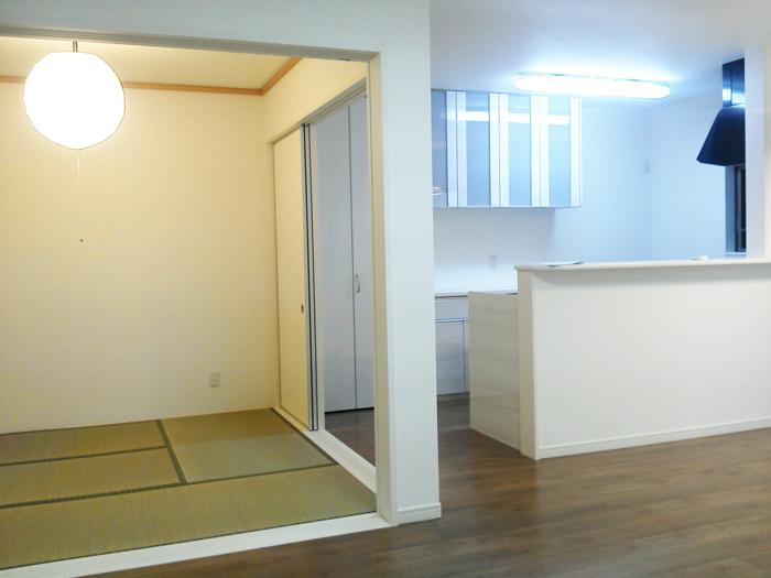 Living. Spacious has become a Japanese-style room continued the space that is born next to the living (C No. land model house)