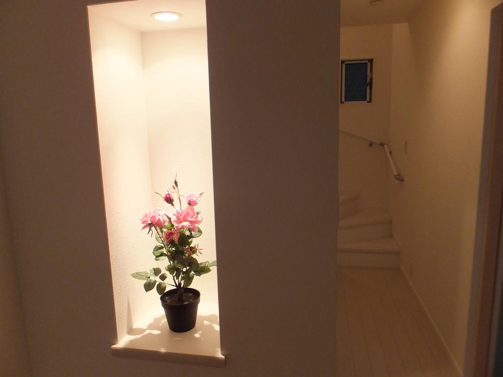 Entrance. It established a niche in the entrance hall aside. You can decorate various things, such as family photos.