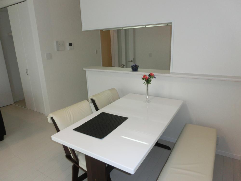 Living. It has adopted a color scheme that cleanliness was a white tones