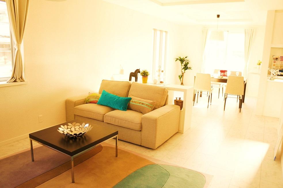 Living. Warm living room with a light. Since the space of the family of the rest offer a large space!  Existing model house living