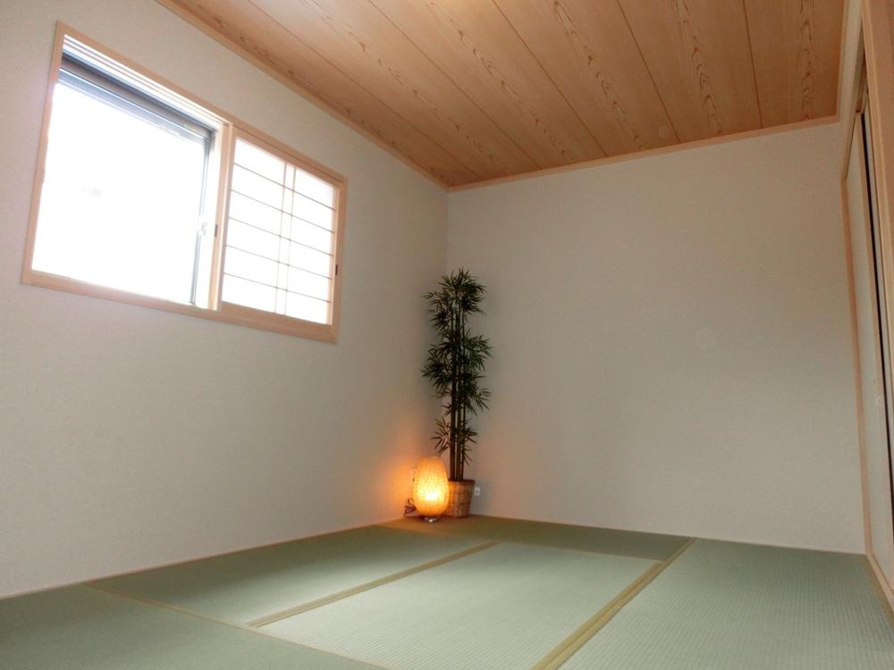 Non-living room. Japanese-style room also spent bright easy to Floor