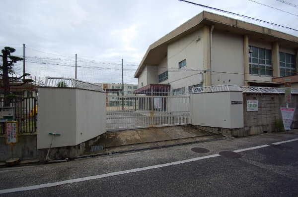 Junior high school. 1300m to Osaka Municipal Tengachaya junior high school