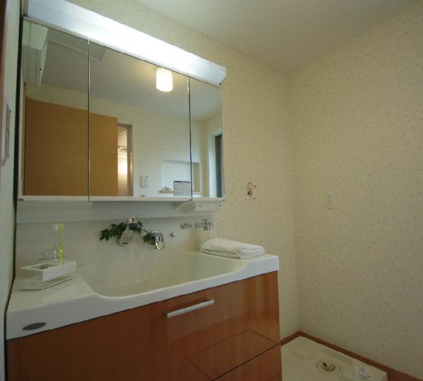Wash basin, toilet. Construction example Yamaha triple mirror type wash basin (width 900)