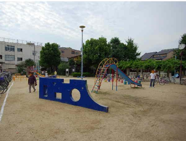 park. 550m to the north world tea park