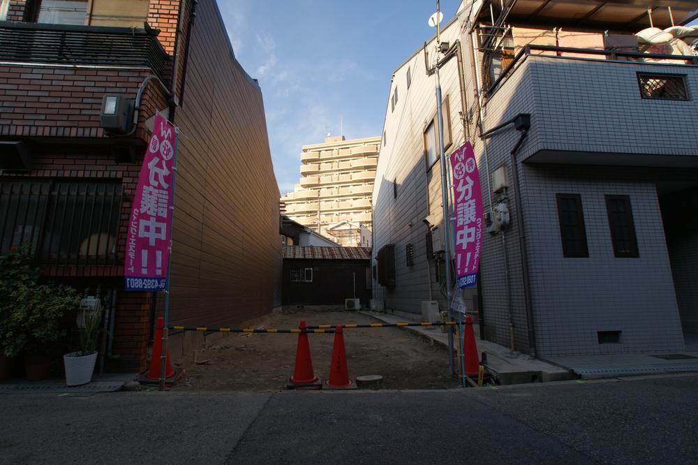Local appearance photo. Facing the south road, Space to shine in the bright light. Your laundry a breeze comfort of every day in the south balcony
