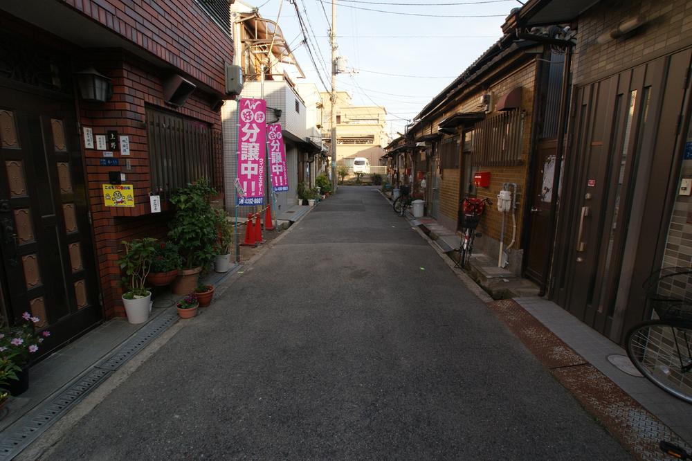 Local photos, including front road. Traffic volume is also less, Safe for small children