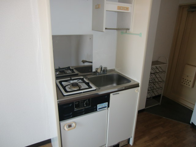 Kitchen. Gas stove ・ Fridge