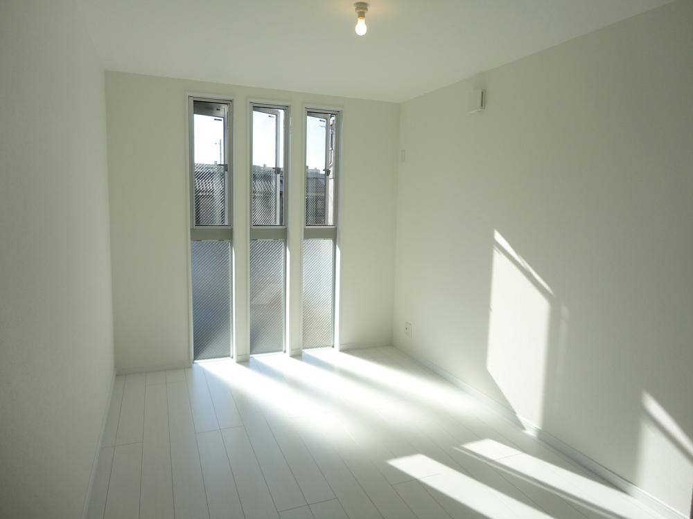 Non-living room. The main bedroom of brightness is attractive with a large window