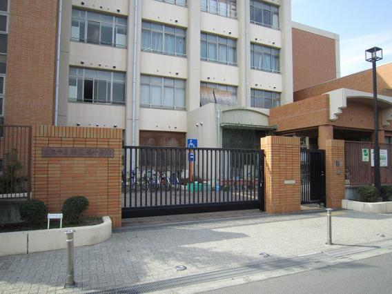 Junior high school. 776m to Osaka Municipal Tsurumibashi junior high school