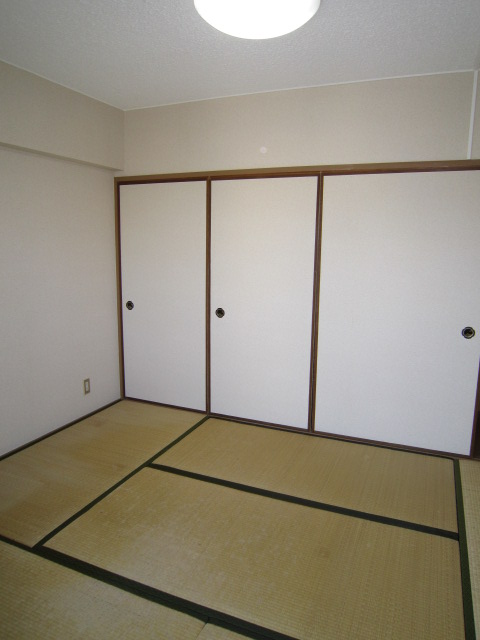 Living and room. Japanese-style room 6 quires