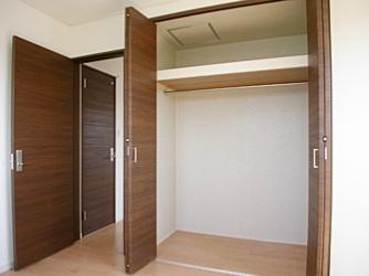 Receipt. Attached to the under construction, It is in the same type type me. Walk-in closet has more spacious