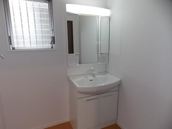 Same specifications photos (Other introspection). Hectic morning in the lavatory of the room also