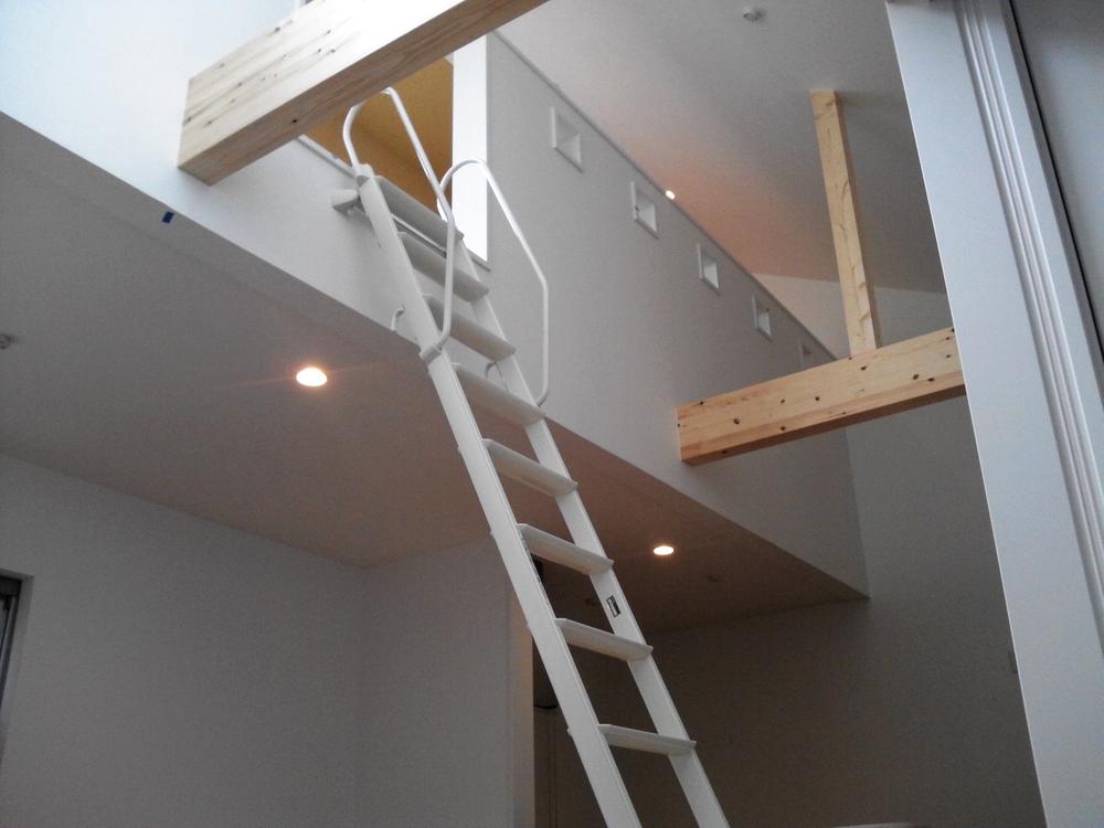 Living. Indoor (June 2013) shooting living loft Cosmetic beams is fashionable.