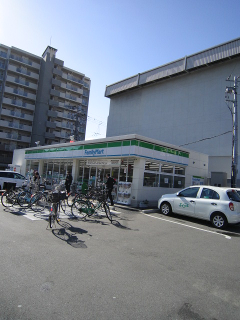 Convenience store. FamilyMart Tamadenishi store up (convenience store) 138m