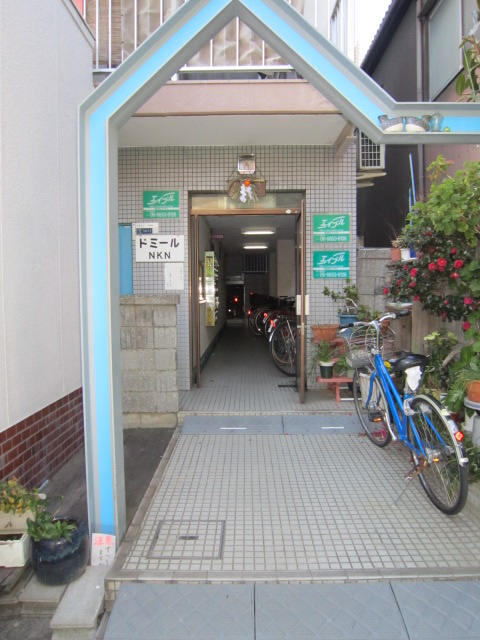 Entrance. Exterior Photos