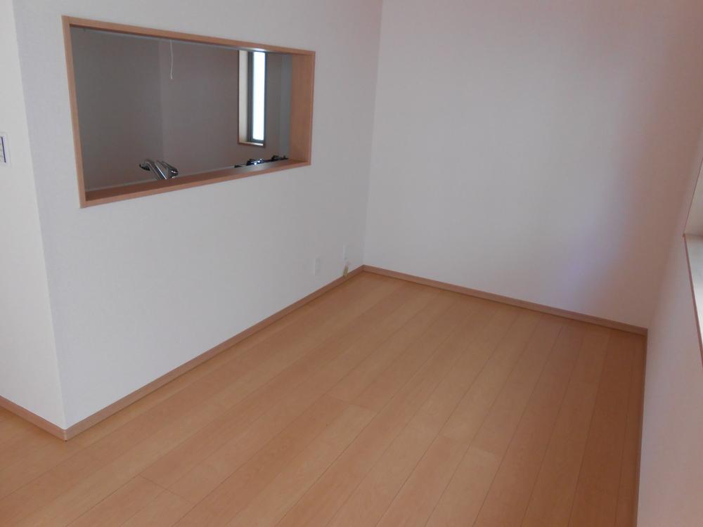 Living. Face-to-face kitchen