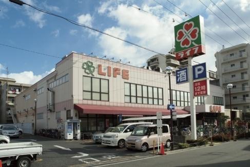 Supermarket. Previous 467m life to life Utajima store is also drugstore.