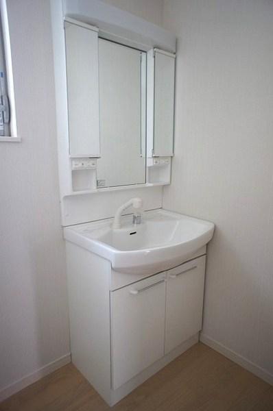 Wash basin, toilet. On the morning of the dressing is also smooth in the wash basin with shower