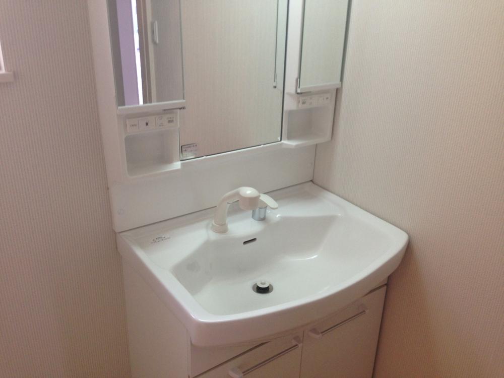 Wash basin, toilet. Washroom