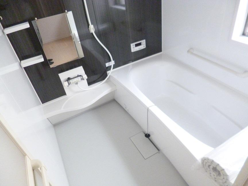 Bathroom. Bathroom not only wash away the body, Only because healing place wash away the fatigue of the day, Bright and airy ・ I want to clean.