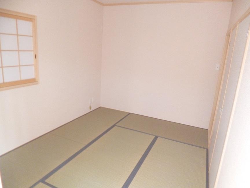 Non-living room. Oasis where you can enjoy the mind settle down time.