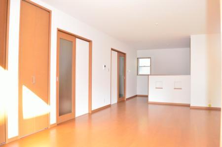 Same specifications photos (living). About 18 Pledge of spacious living!