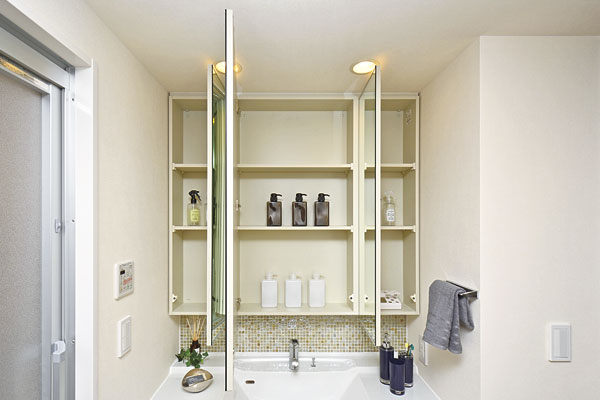 Bathing-wash room.  [Three-sided mirror back storage] The three-sided mirror back you can clean house the basin sundries and cosmetics products (same specifications)