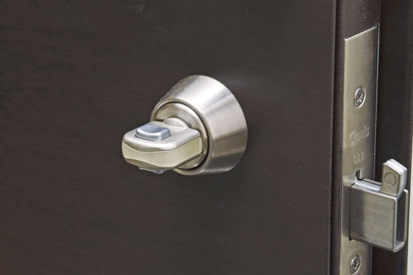 Security.  [Crime prevention thumb turn] Pry Ya of the entrance door by the bar, picking, To cope with incorrect lock, such as thumb turning, The entrance door is equipped with security thumb and sickle dead bolt lock (same specifications)