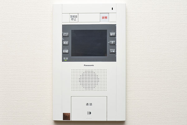 Security.  [Hands-free intercom] Check the visitor at the installation has been operating panel of the camera to the windbreak room. So it can cope without having even the handset is convenient (same specifications)