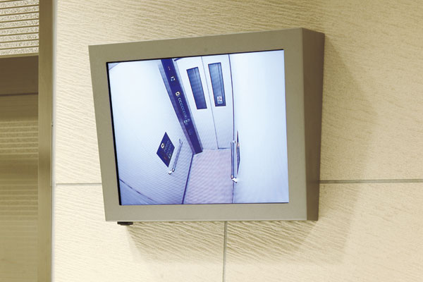 Security.  [1 floor elevator before monitor] On the first floor elevator hall wall, Install the camera monitor the situation in the car is seen in the video (the same specification)