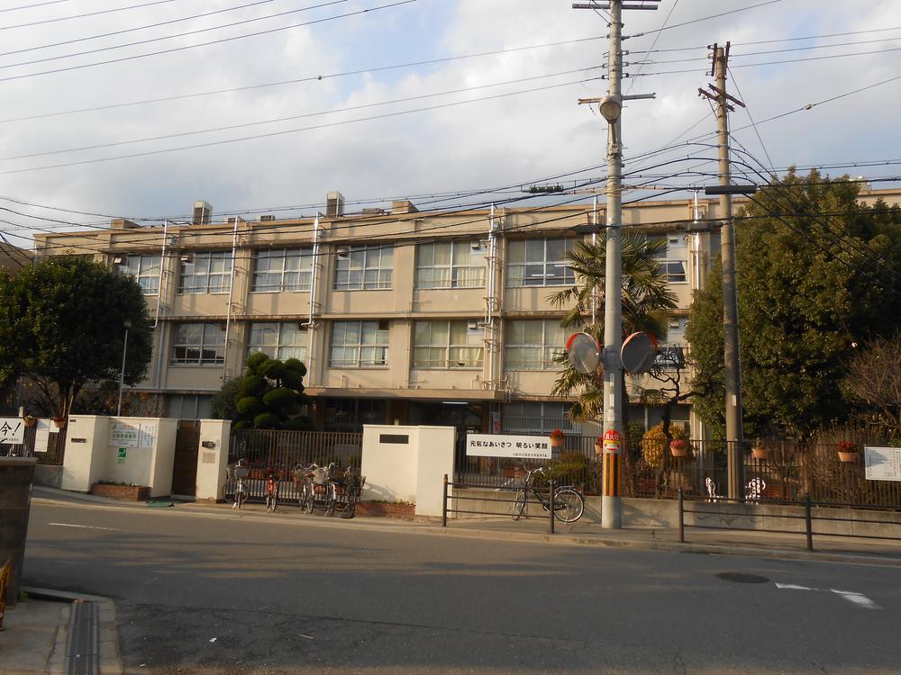 Junior high school. 1413m to Osaka Municipal Nishiyodo junior high school