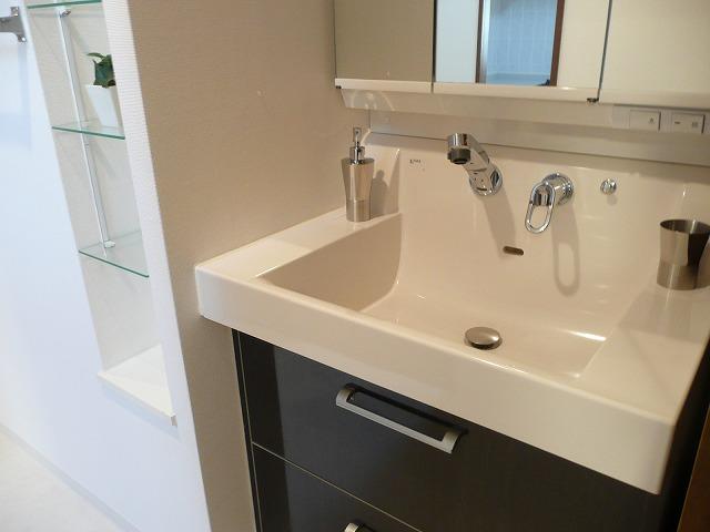 Wash basin, toilet. Washroom