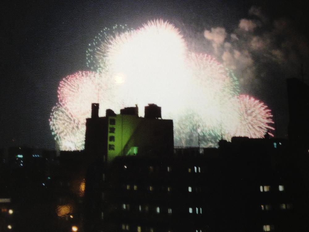 View photos from the dwelling unit. It is a photograph of the actual Yodogawa fireworks!