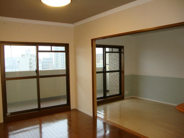 Living. A new life in a bright south-facing house!