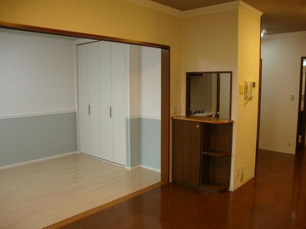 Living. Spacious living space of about 19 tatami mats and to Western and Tsuzukiai