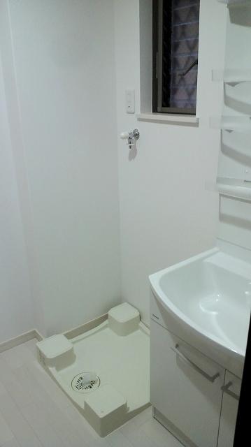 Wash basin, toilet. Indoor (09 May 2013) Shooting