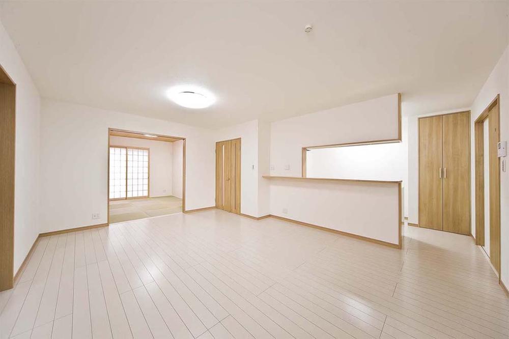 Living. Welcome you in a wide living room. There is also a spacious Japanese-style room.