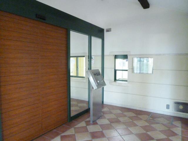 Entrance. Common areas