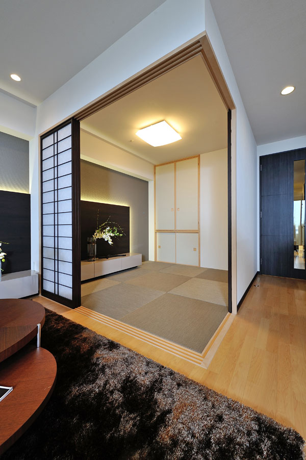 Interior.  [Japanese-style room] living ・ dining ・ Japanese-style room that follows the kitchen, While to cherish the appearance of the sum, It has become a modern atmosphere (D type model room ※ )