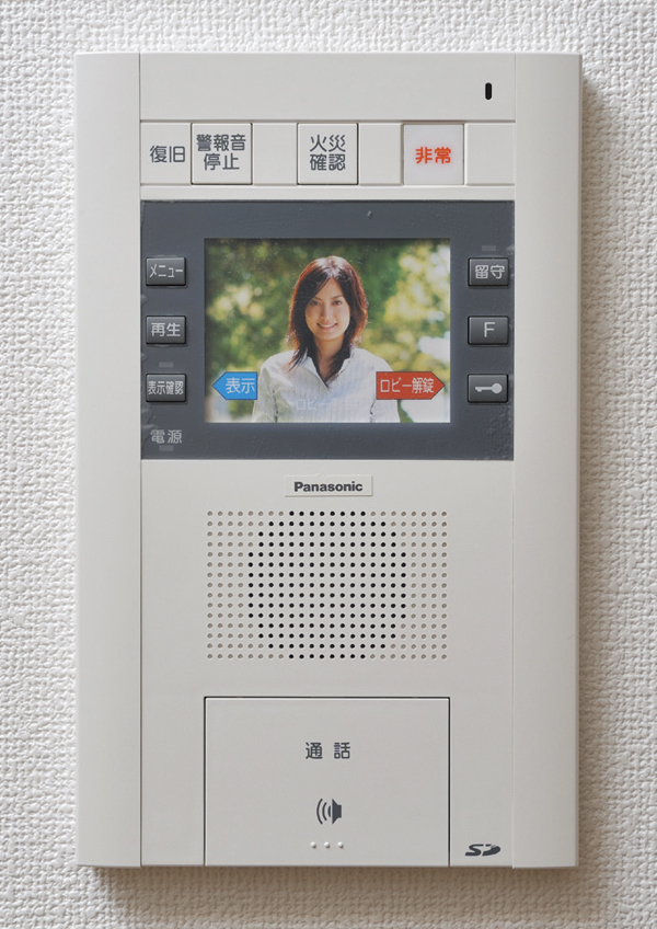 Security.  [Color monitor intercom] Color monitor intercom entrance of visitors is projected. Function to inform the arrival of the emergency button and home delivery box to work with the security system is also provided (same specifications)