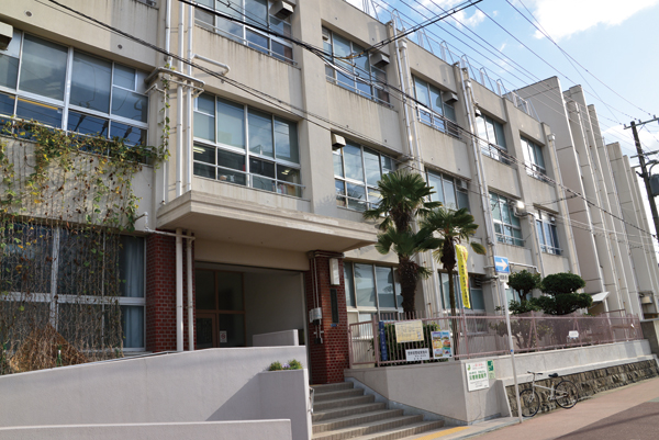 Surrounding environment. Osaka Municipal Himesato Elementary School (2-minute walk ・ About 160m)