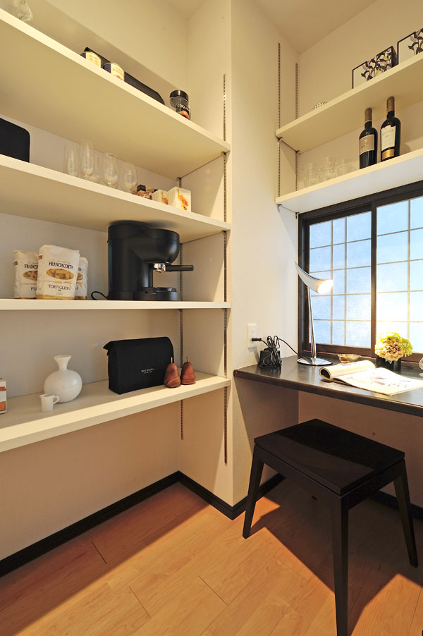 Room and equipment. Counter to become a Mrs. corner in the pantry. Living opened the shoji ・ It leads to dining (D type model room ※ )