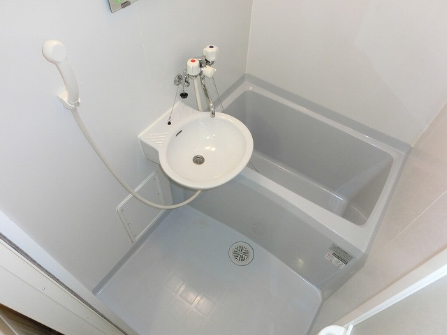 Bath. It is a bath with a bathroom dryer