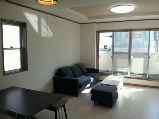 Living. It contains the bright sunshine from the south