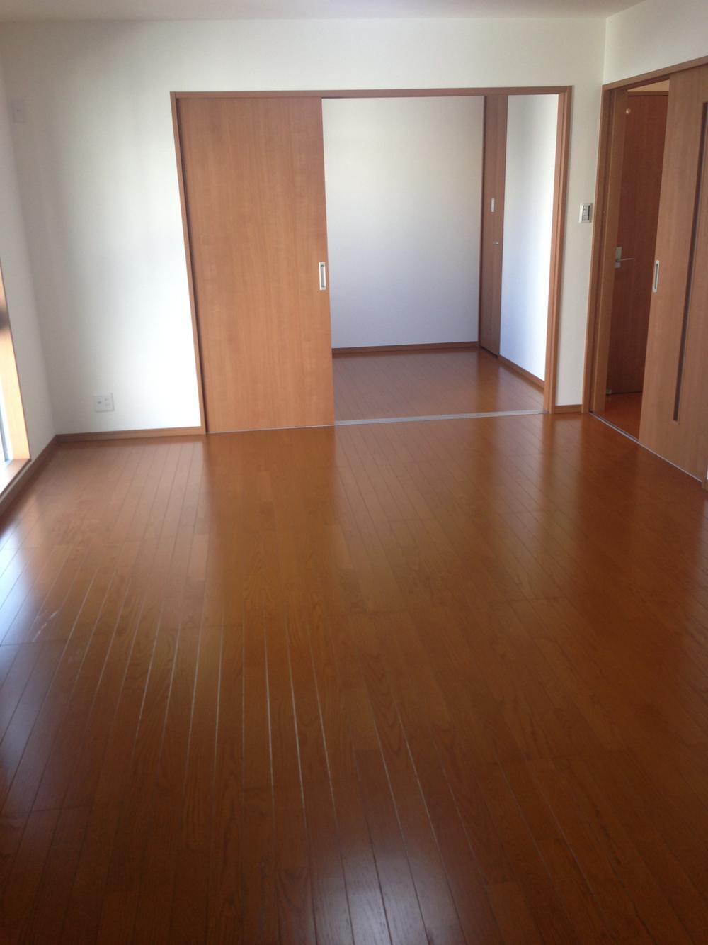Living. LDK15 tatami!  In conjunction with the Japanese-style room, You can effectively use!