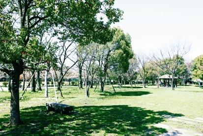 park. Nakajima vast park, which is also 210m baseball field and tennis courts to. It is also often used for a walk towards the residents.