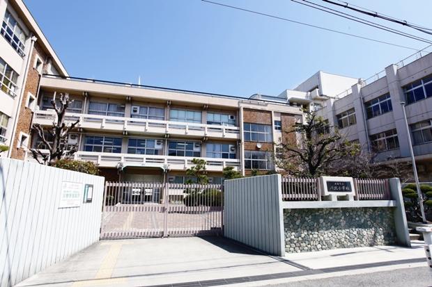 Primary school. Kawakita for close to the 530m walk 7 minutes to the elementary school, School is also safe.
