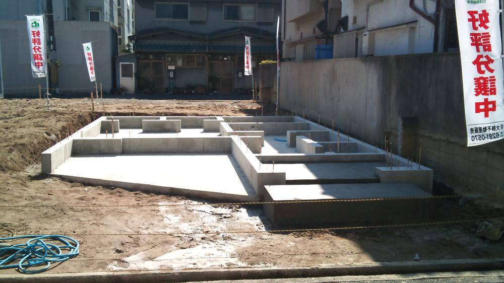 Construction ・ Construction method ・ specification. Was directly under the entire surface of the buildings and equipment and machinery to the plate-like reinforced concrete foundation (solid basis)