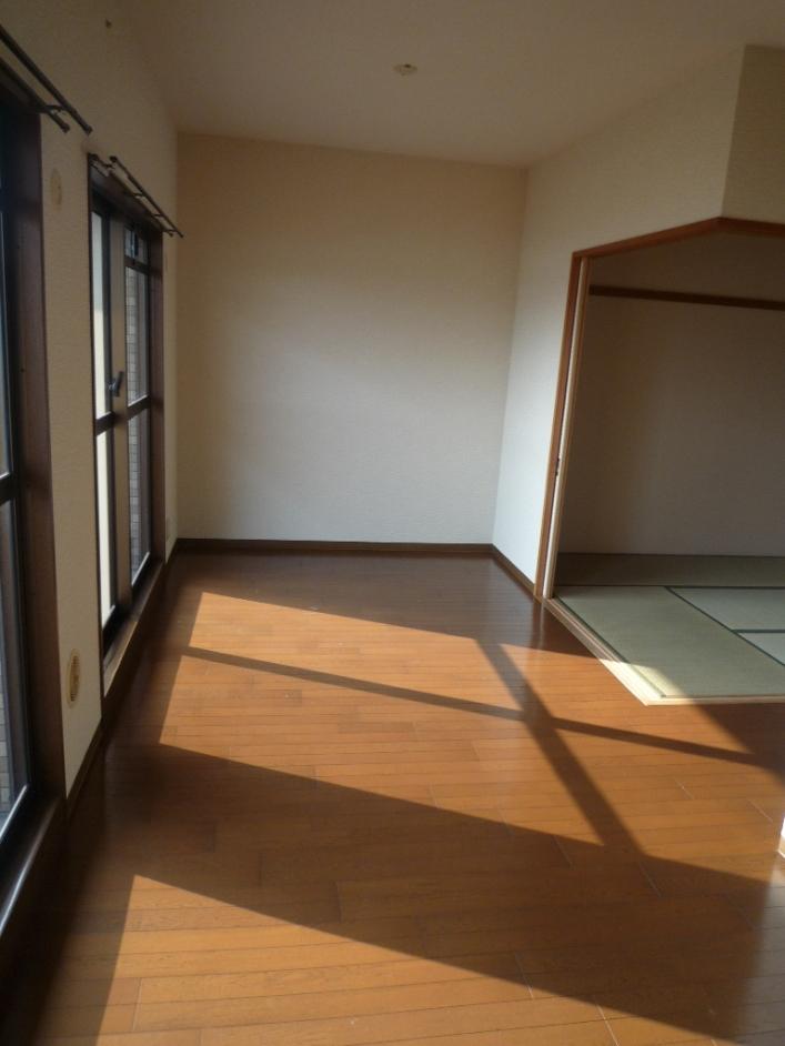 Living. It is the living side of the space. It is linked to the Japanese-style room.