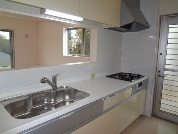 Same specifications photo (kitchen). Cozy space in the face-to-face kitchen and functional under-floor storage